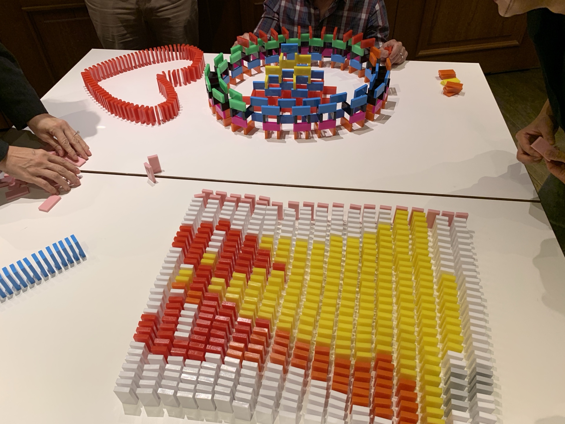 Weihnachtlicher Dominokranz und farbige Flächen aus tausenden Steinen